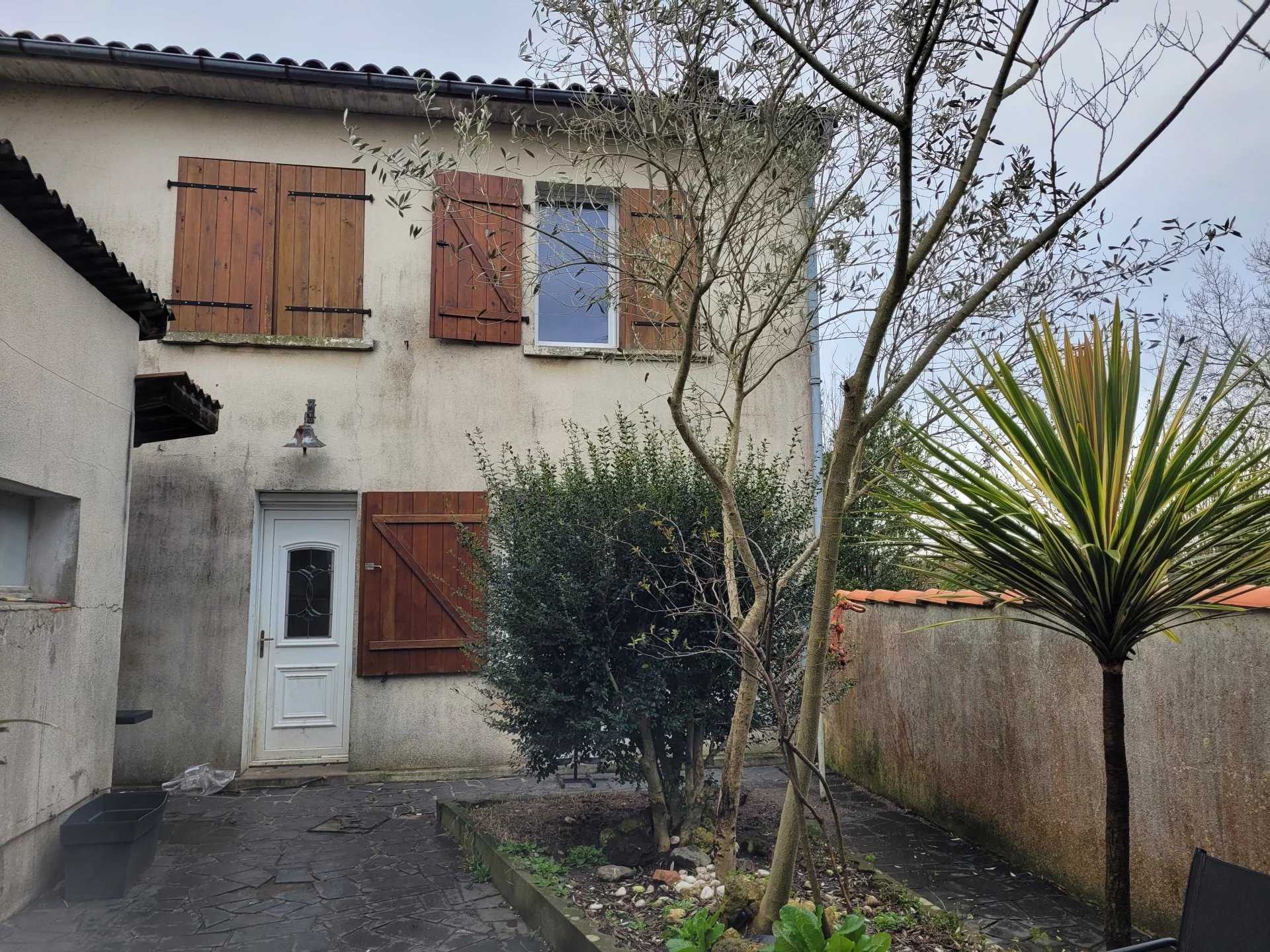 בתים מרובים ב Montendre, Charente-Maritime 12629838