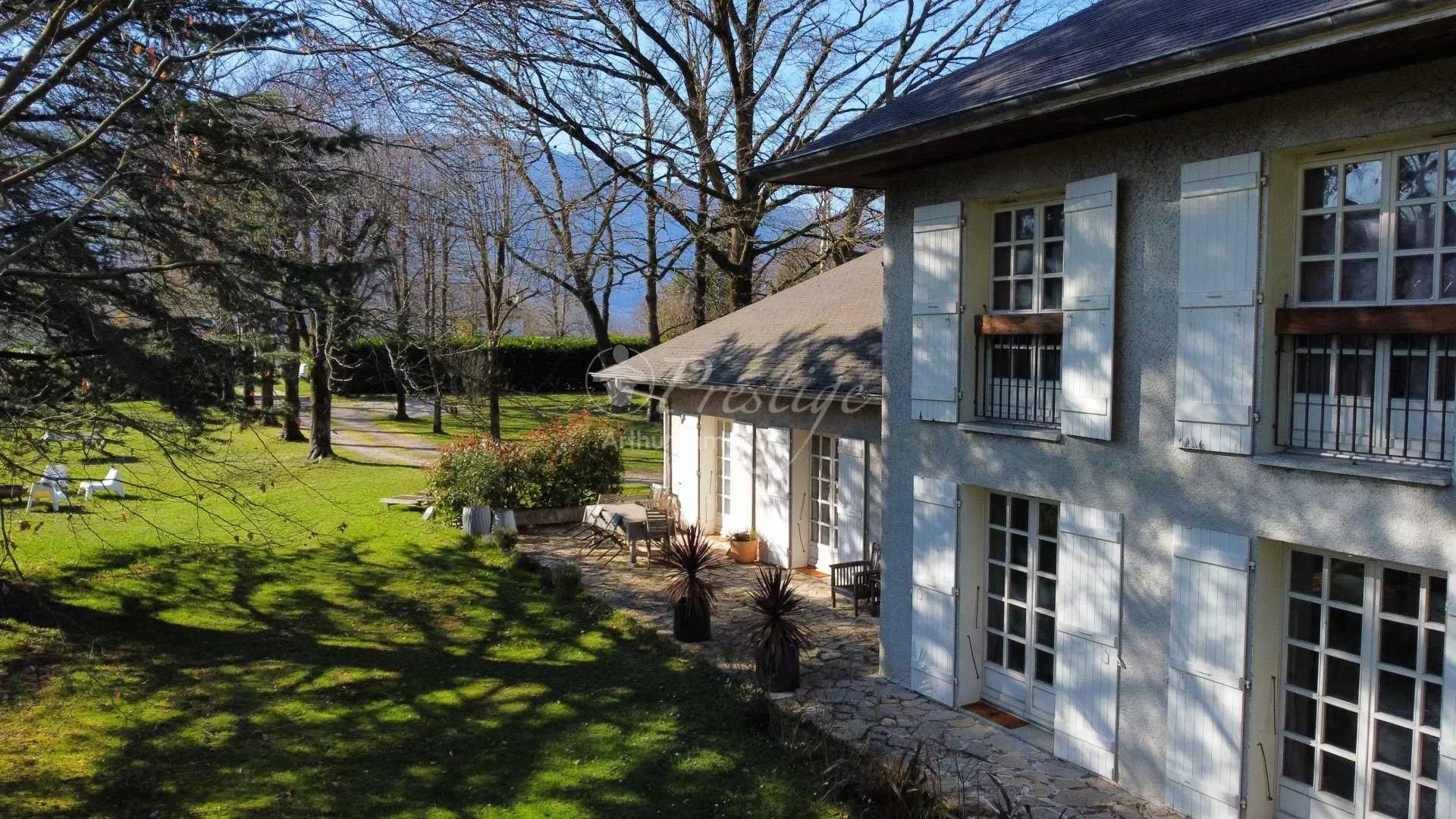بيت في Aix-les-Bains, Auvergne-Rhone-Alpes 12629892