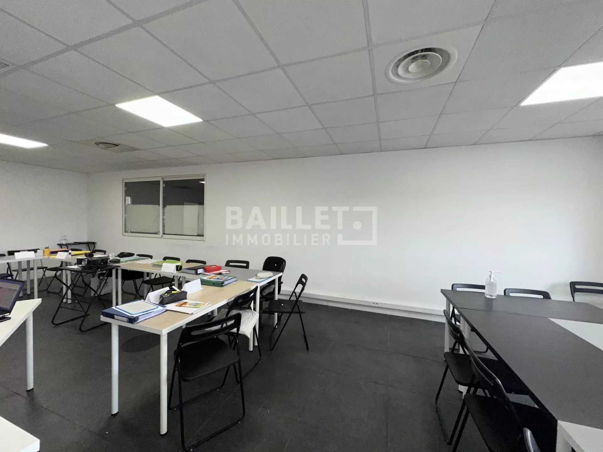 Office in Frejus, Provence-Alpes-Cote d'Azur 12630056