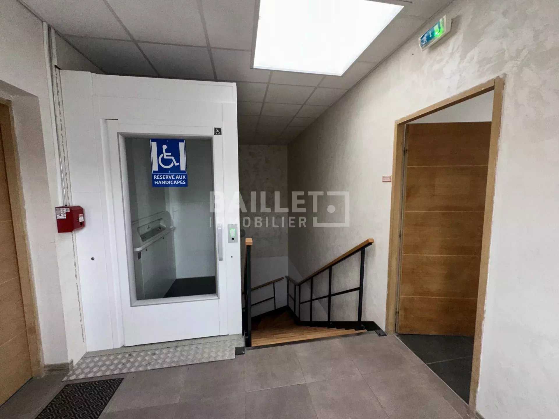 Office in Frejus, Provence-Alpes-Cote d'Azur 12630056