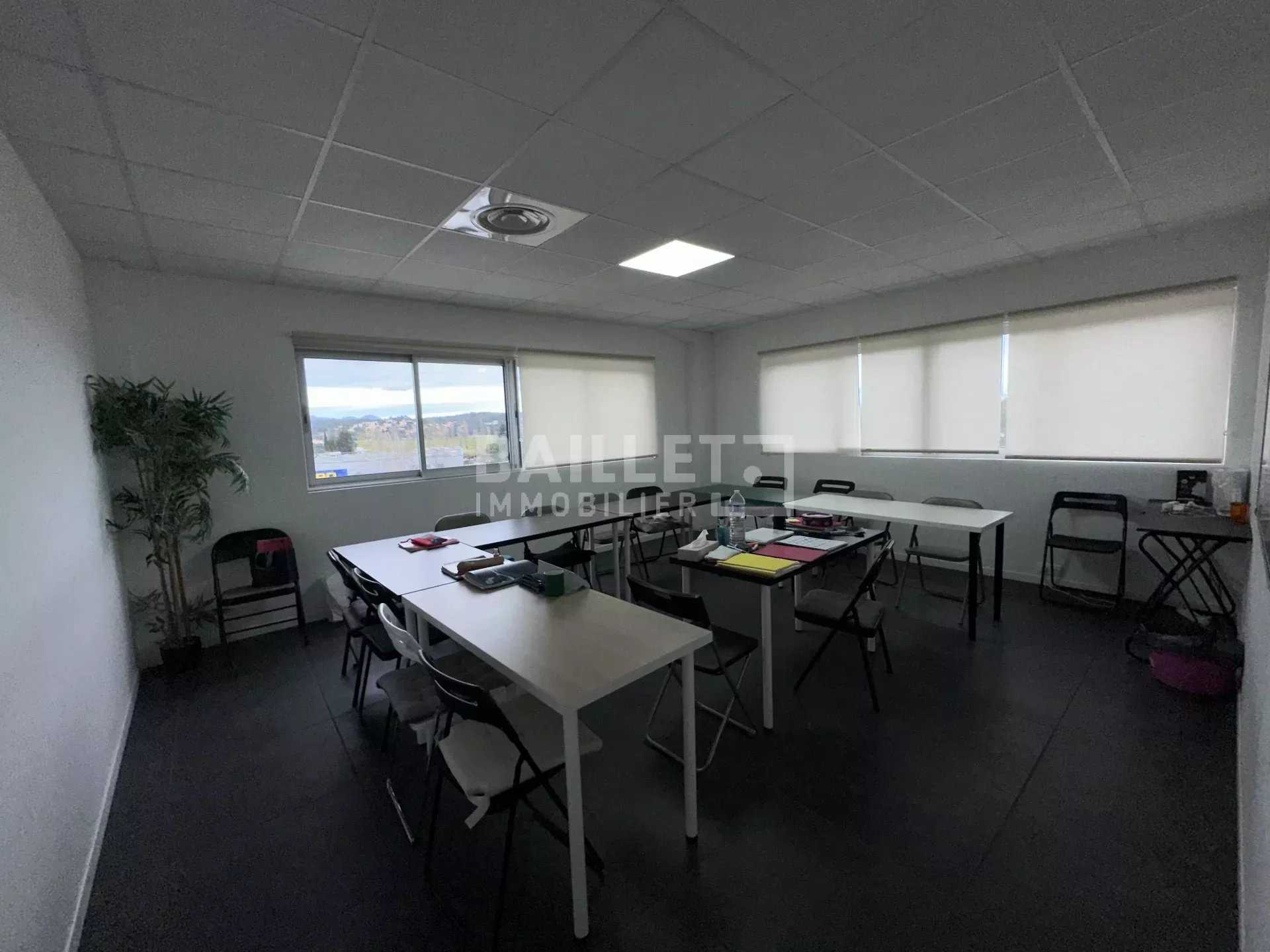 Office in Frejus, Provence-Alpes-Cote d'Azur 12630058