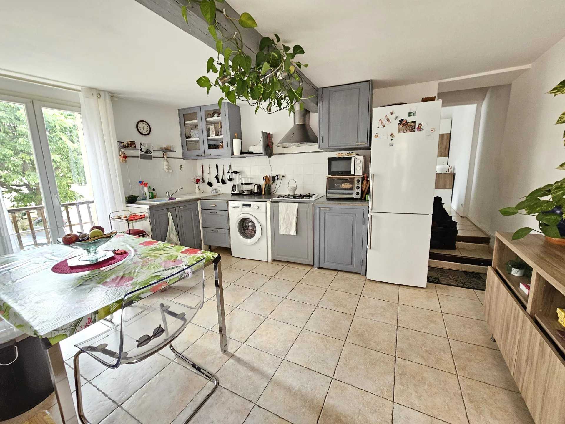 بيت في Cucuron, Provence-Alpes-Cote d'Azur 12630285