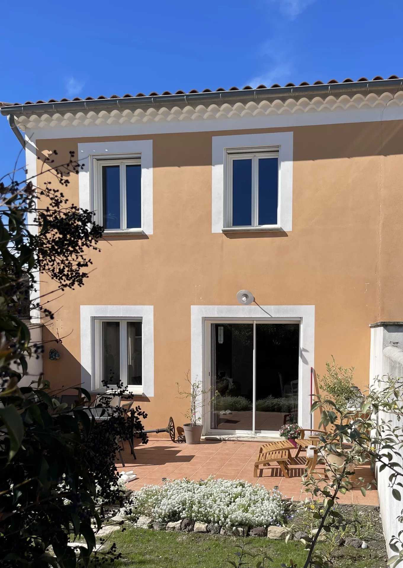 Talo sisään Althen-des-Paluds, Provence-Alpes-Cote d'Azur 12630289