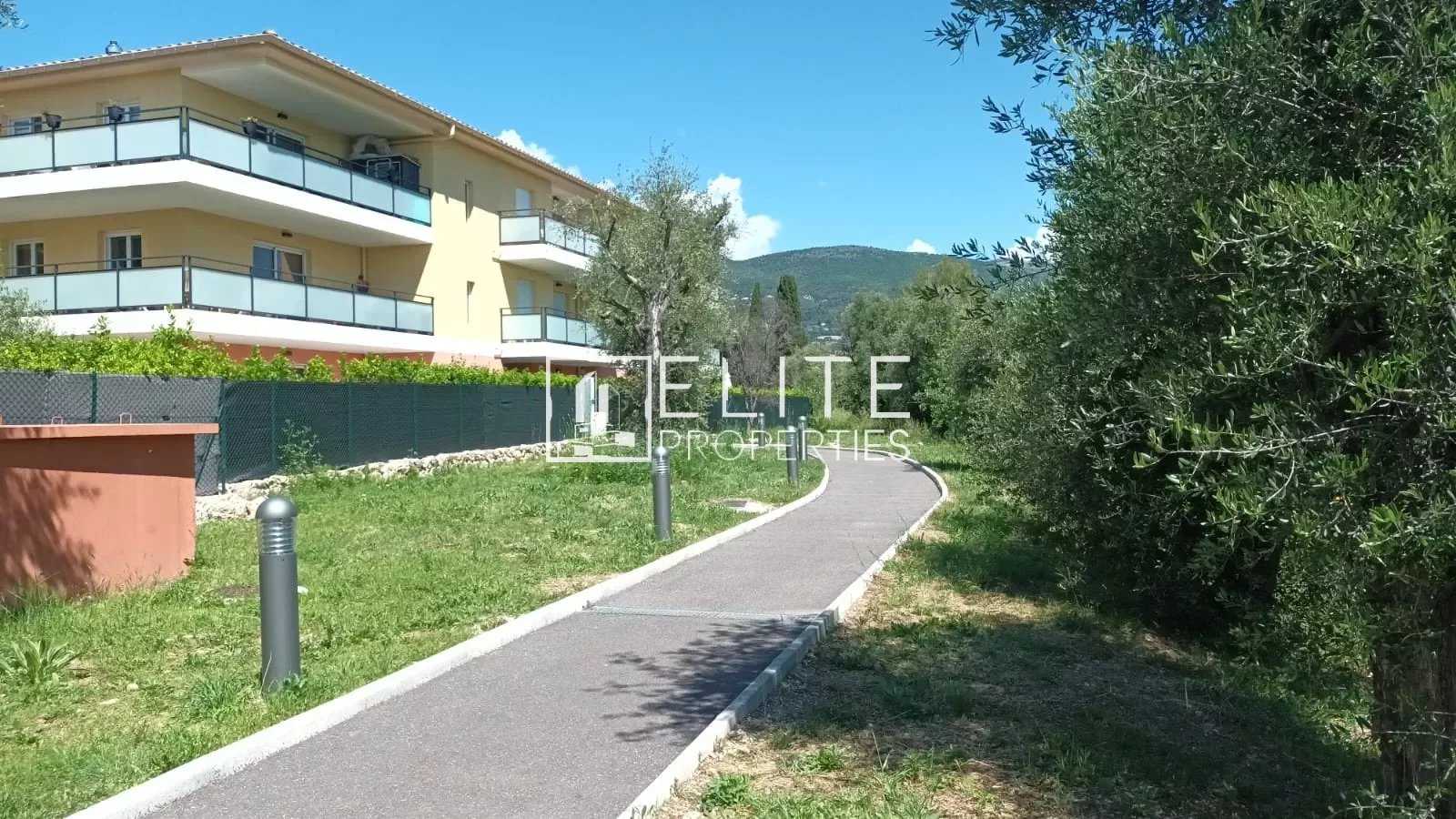 Condominium dans Grasse, Provence-Alpes-Cote d'Azur 12630346