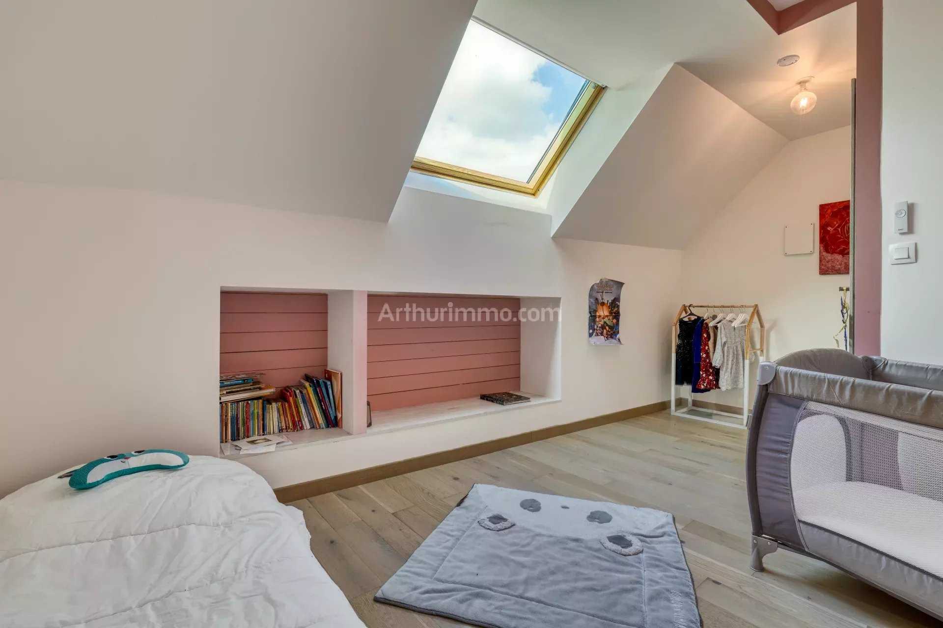 بيت في Sales, Haute-Savoie 12630401