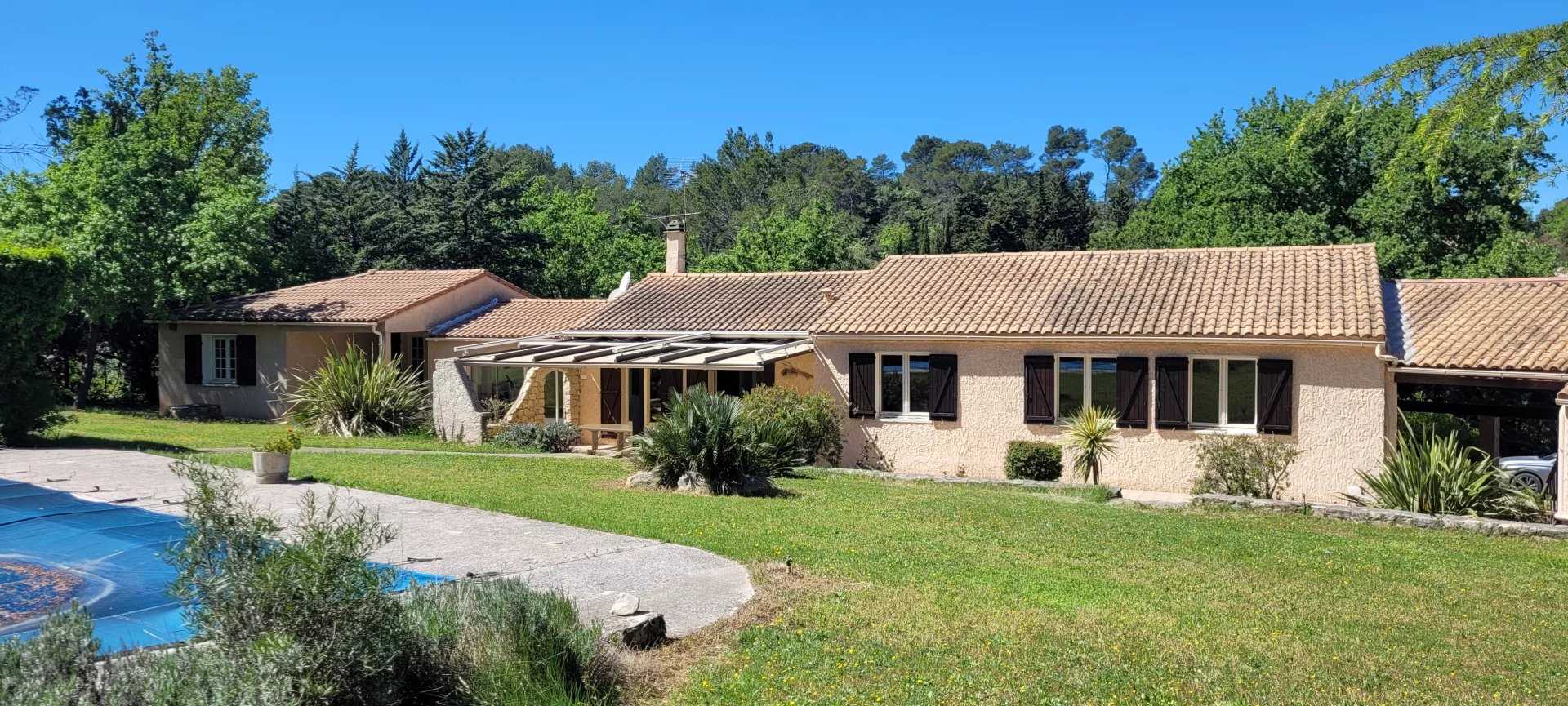 Rumah di Rocbaron, Provence-Alpes-Cote d'Azur 12630422