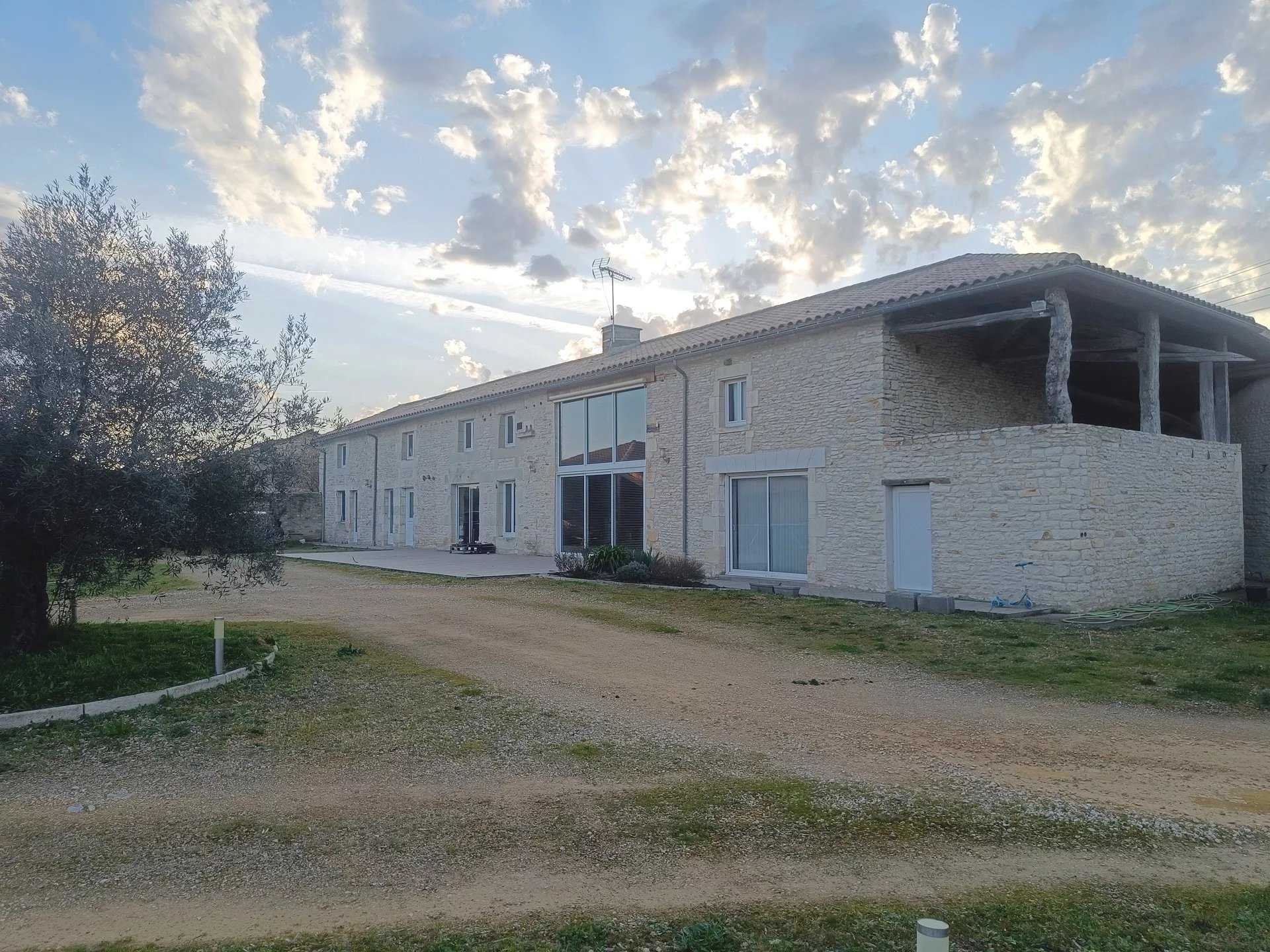 بيت في Champigny-le-Sec, Nouvelle-Aquitaine 12630568