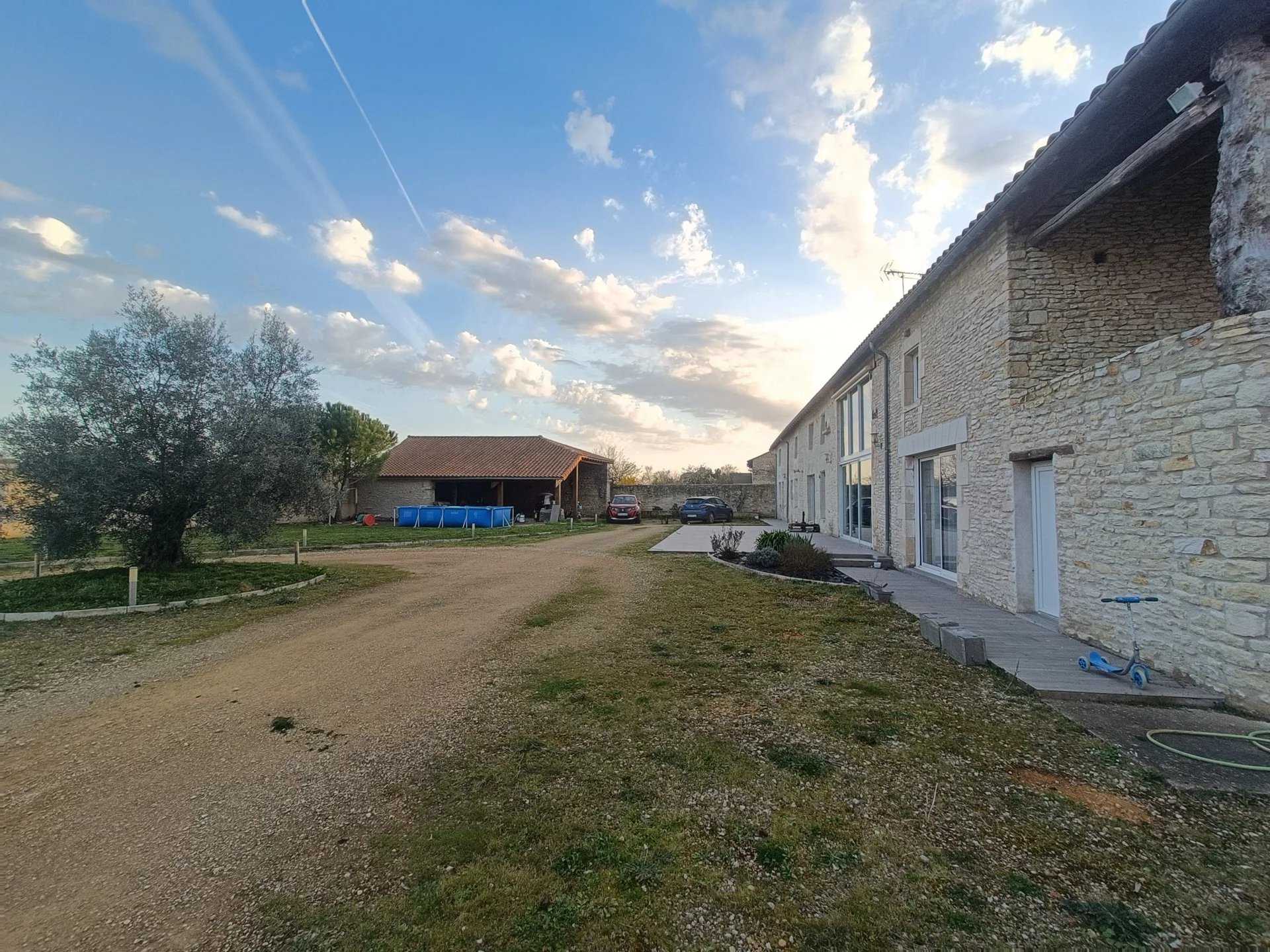 σπίτι σε Champigny-le-Sec, Nouvelle-Aquitaine 12630568