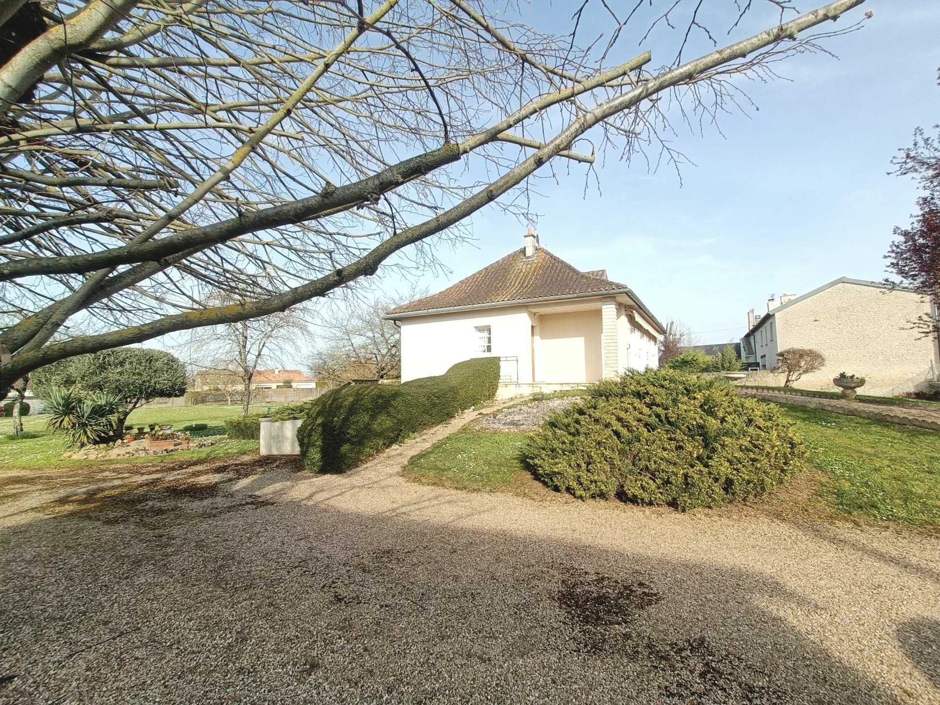 房子 在 Neuville-de-Poitou, Nouvelle-Aquitaine 12630584