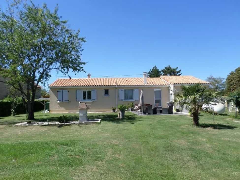 Haus im Neuville-de-Poitou, Neu-Aquitanien 12630586