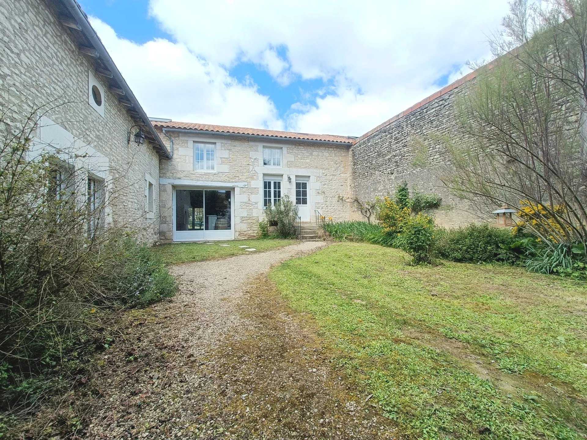 Hus i Neuville-de-Poitou, Nouvelle-Aquitaine 12630590