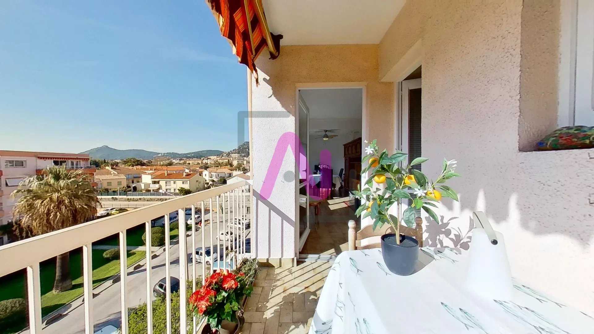 Eigentumswohnung im Hyères, Provence-Alpes-Côte d'Azur 12630730