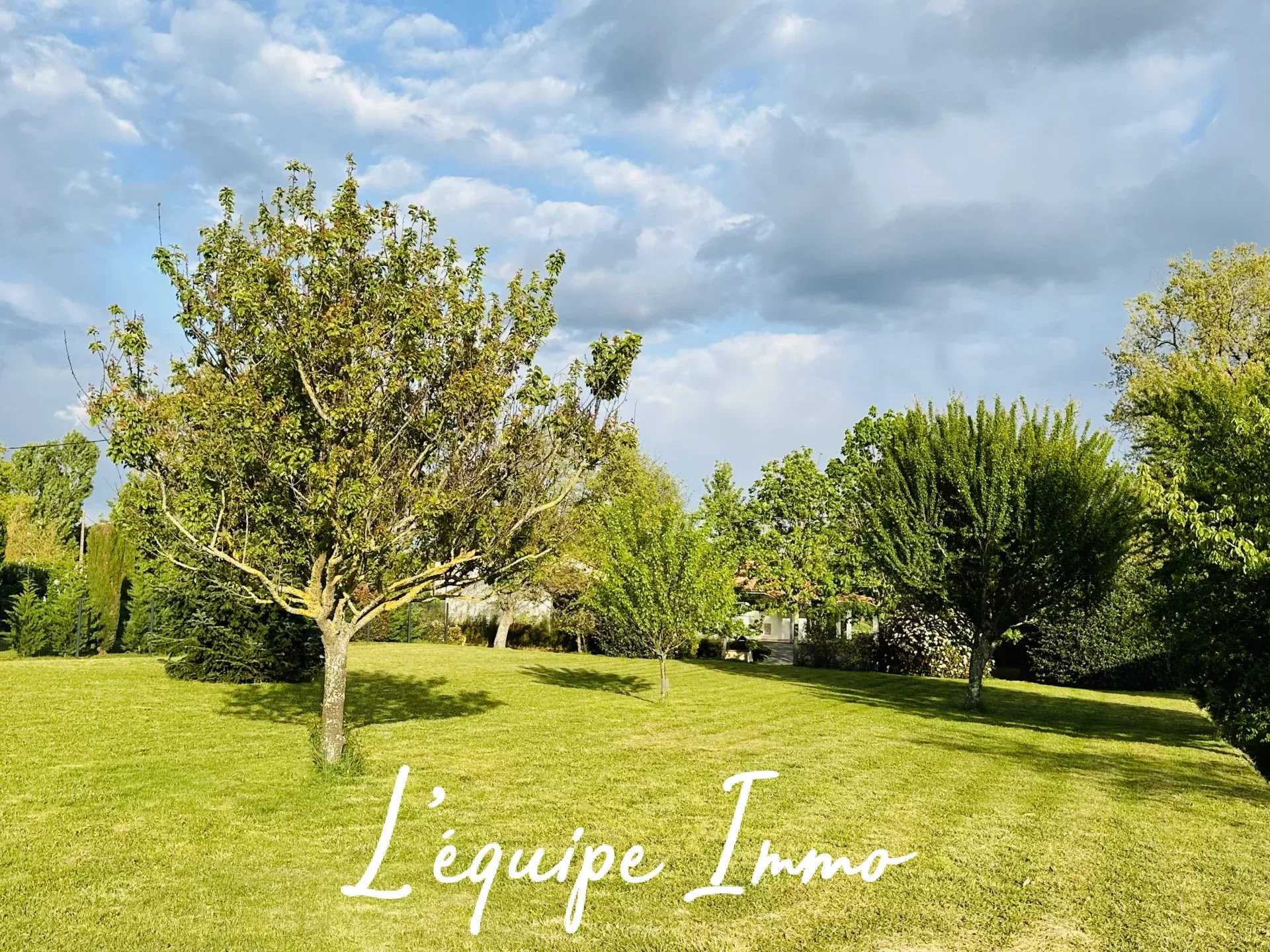 Tanah dalam L'Isle-Jourdain, Occitanie 12631227