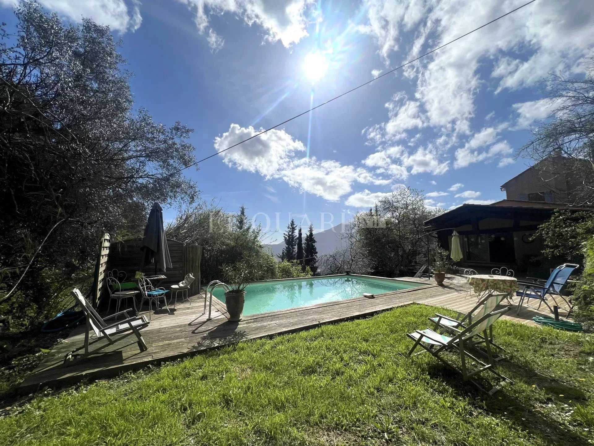 Talo sisään Castellar, Provence-Alpes-Cote d'Azur 12631358