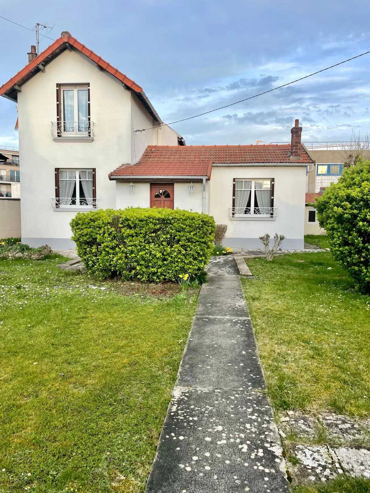 Huis in Chennevieres-sur-Marne, Ile-de-France 12632109