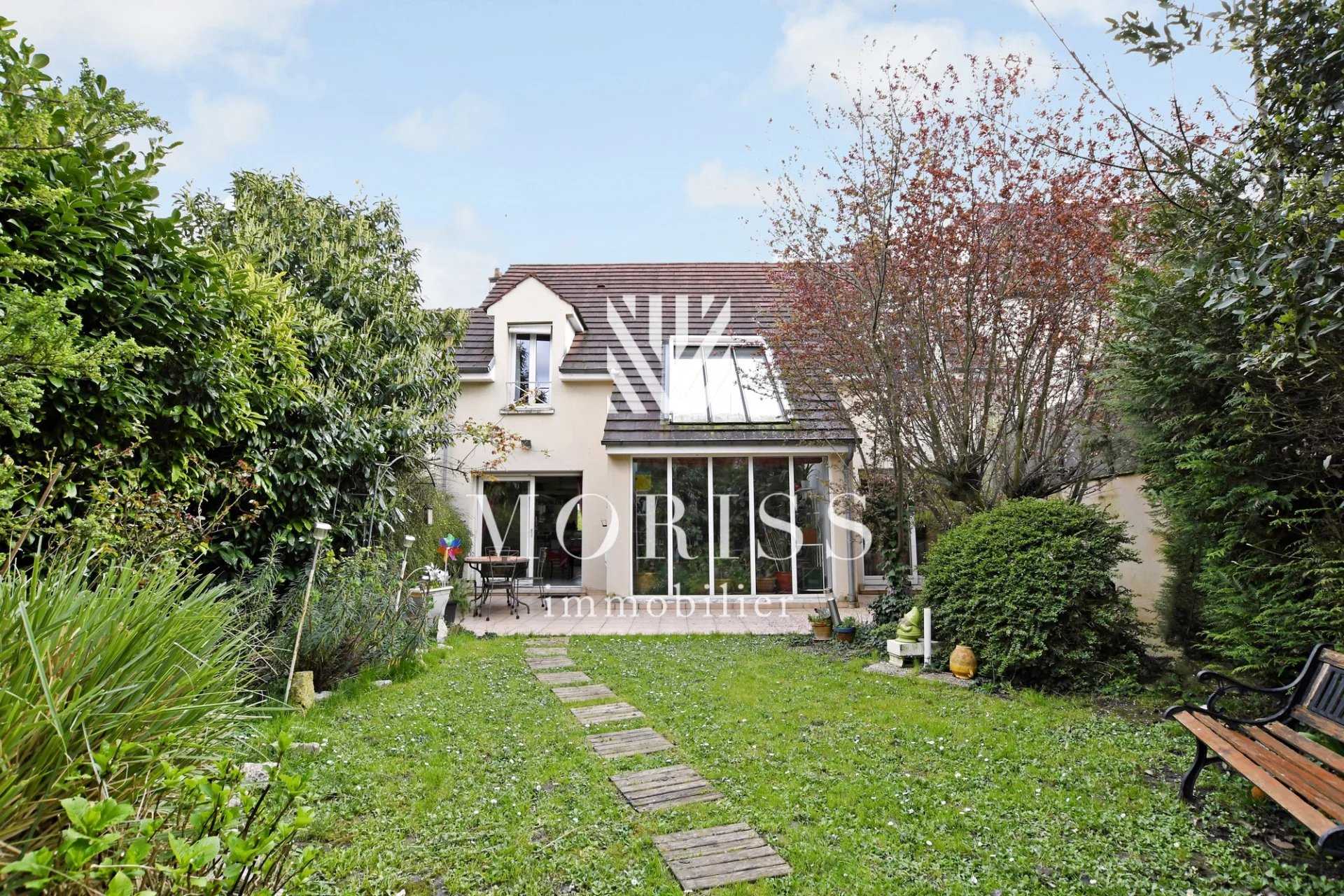 Huis in Fontenay-sous-Bois, Ile-de-France 12632398
