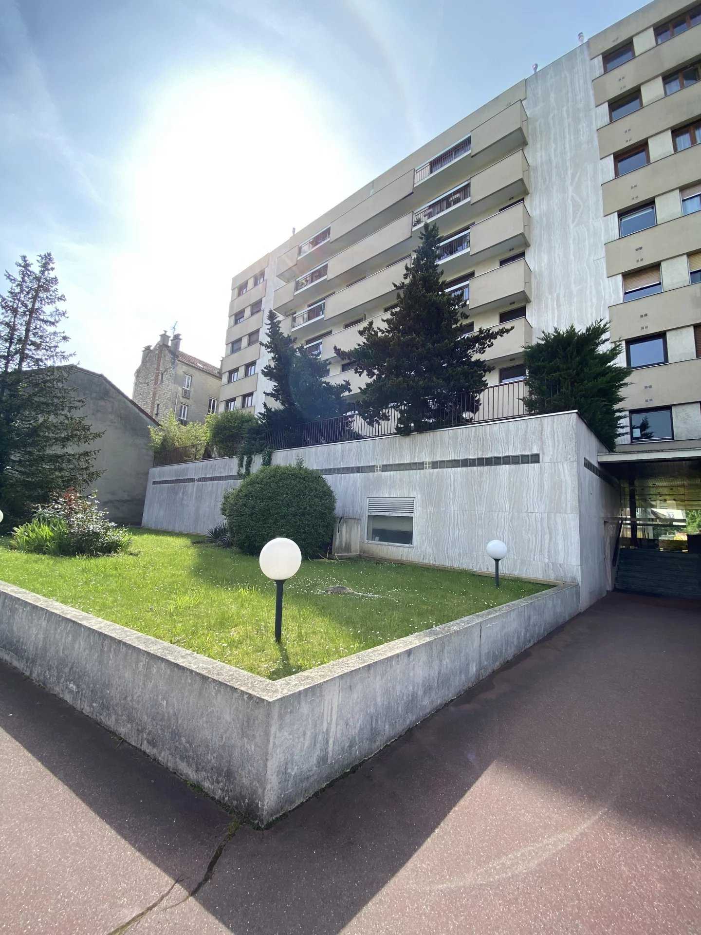 Condominium in Joinville-le-Pont, Ile-de-France 12632418