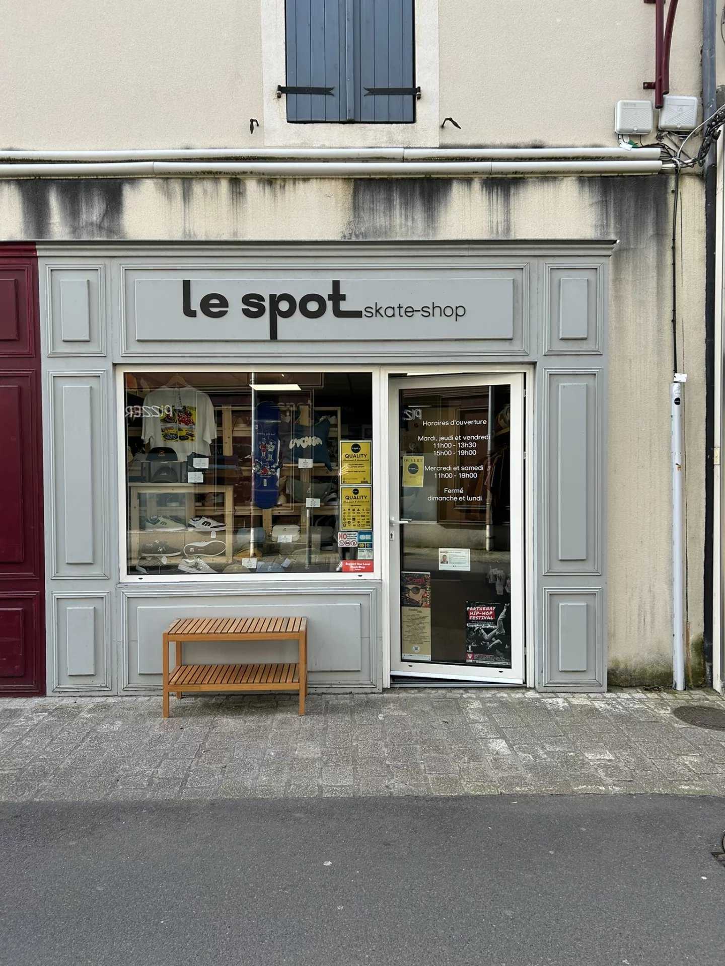 商业的 在 Parthenay, Deux-Sèvres 12632448