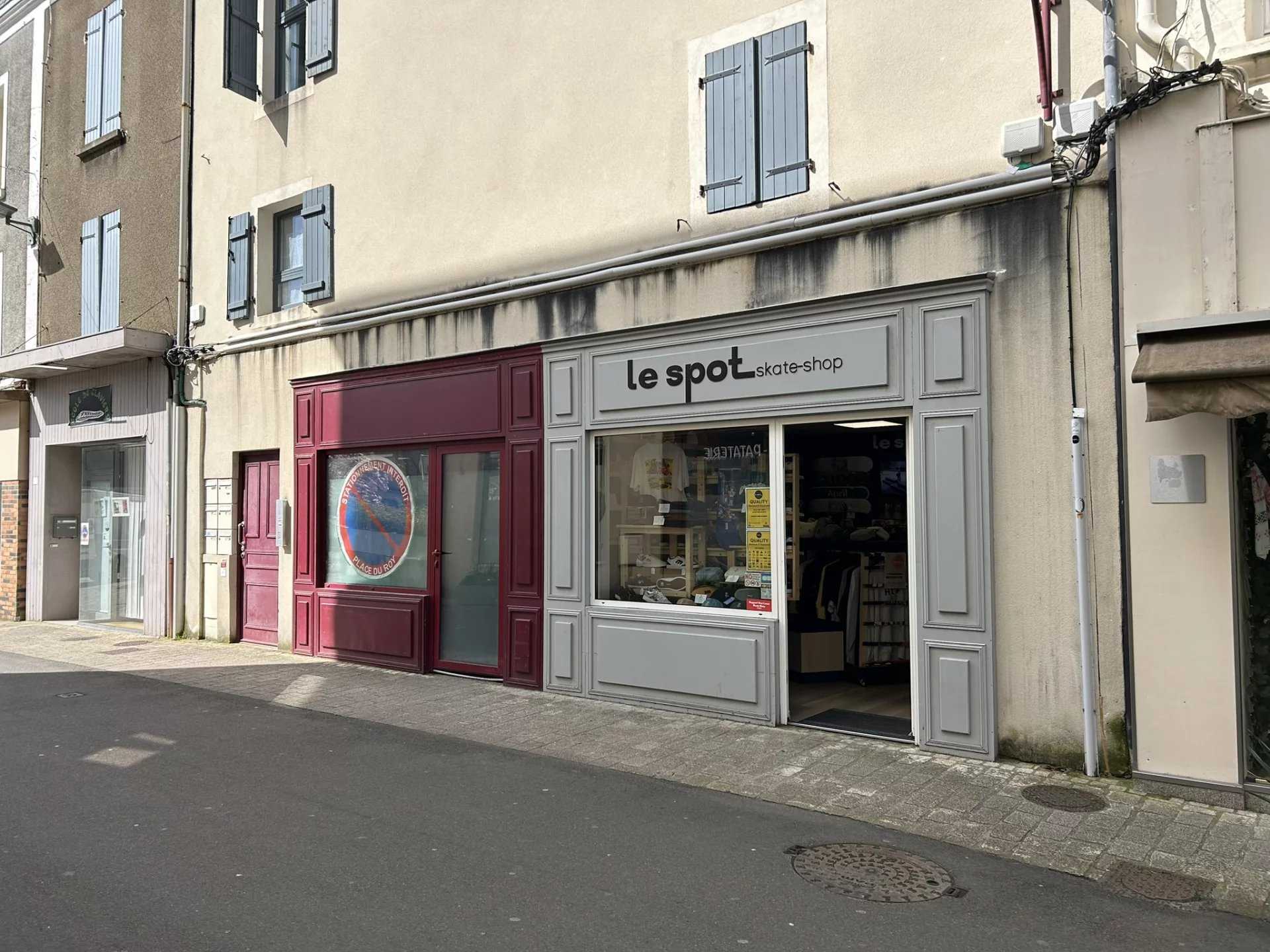 商业的 在 Parthenay, Deux-Sèvres 12632448
