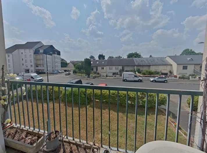 Condominium in Saint-Cyr-sur-Loire, Centre-Val de Loire 12632776