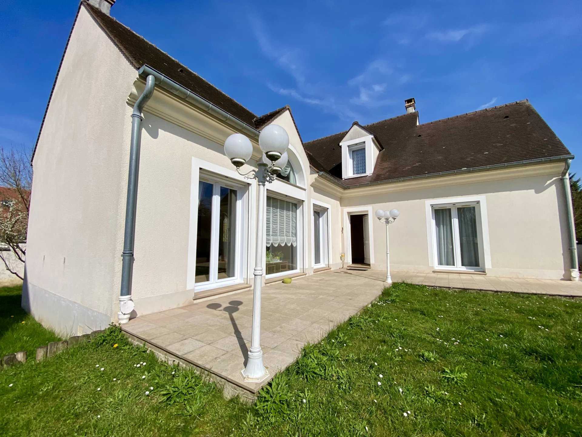 Rumah di Le Plessis-Trevise, Ile-de-France 12632789