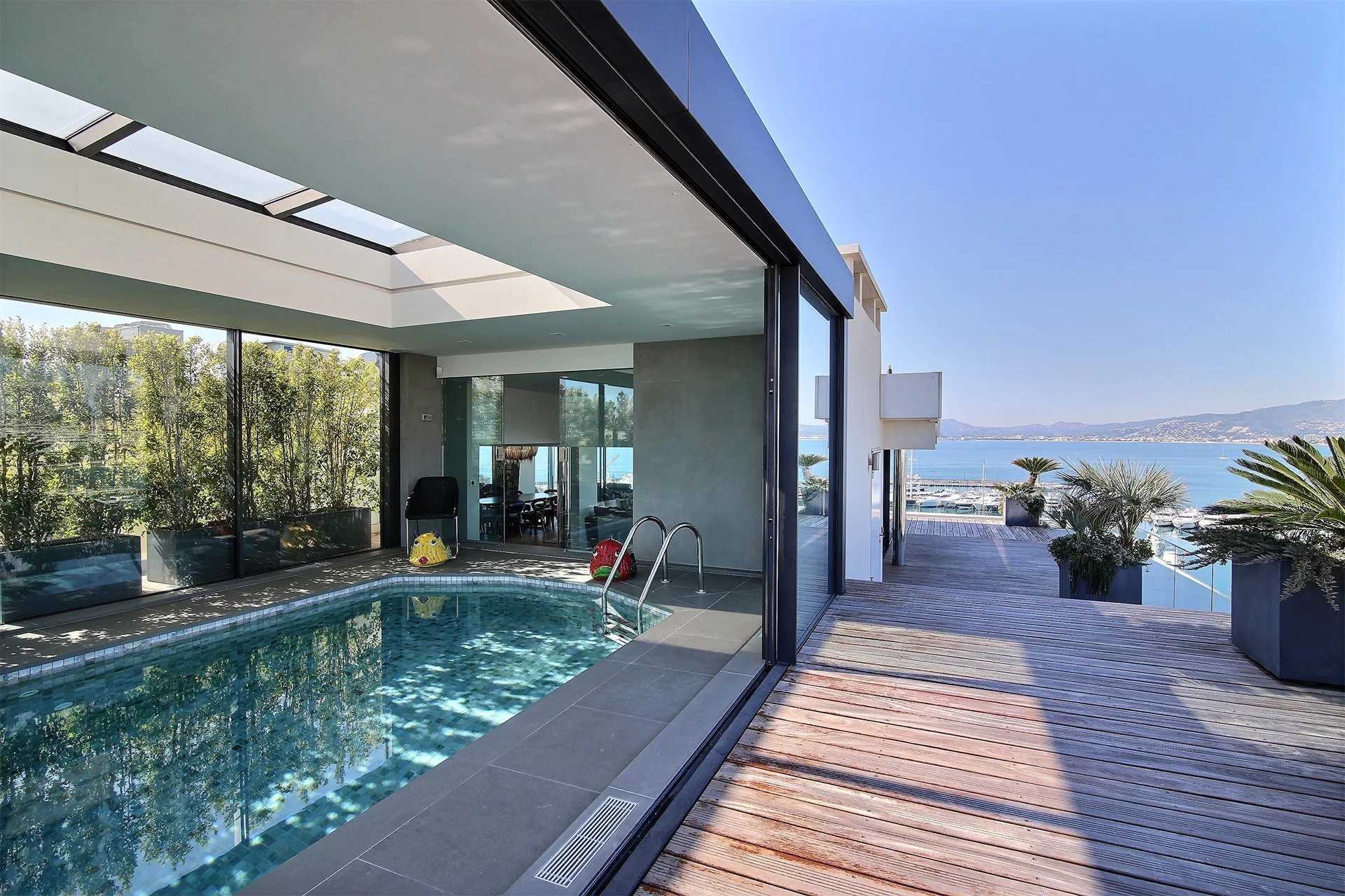 Condominium in Cannes, Provence-Alpes-Cote d'Azur 12632899