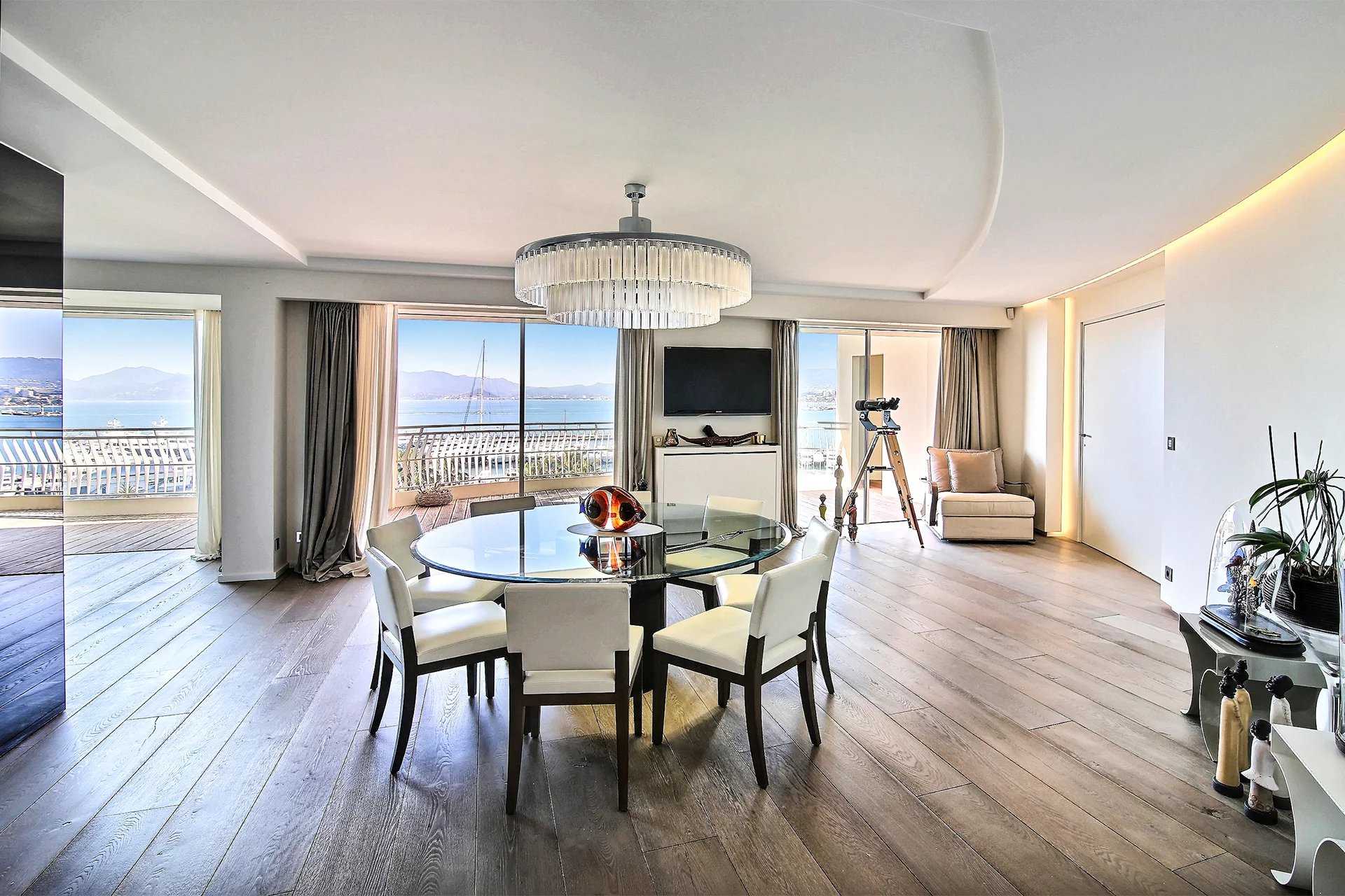 Condominium in Cannes, Provence-Alpes-Cote d'Azur 12632899