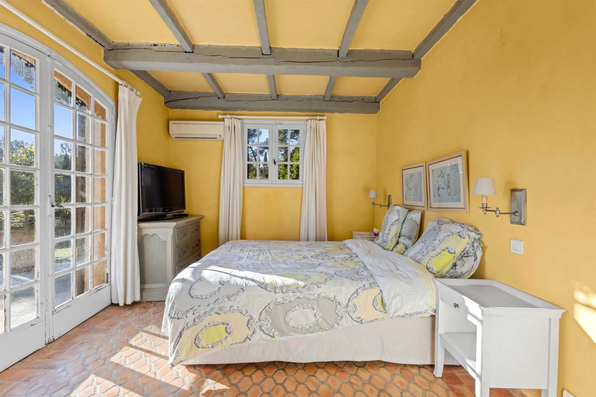 بيت في Grasse, Provence-Alpes-Côte d'Azur 12632902