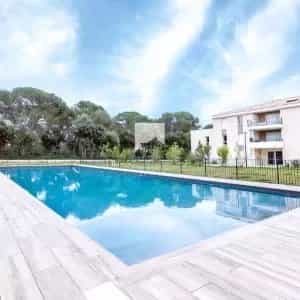 Condominium dans La Londe-les-Maures, Provence-Alpes-Cote d'Azur 12633300