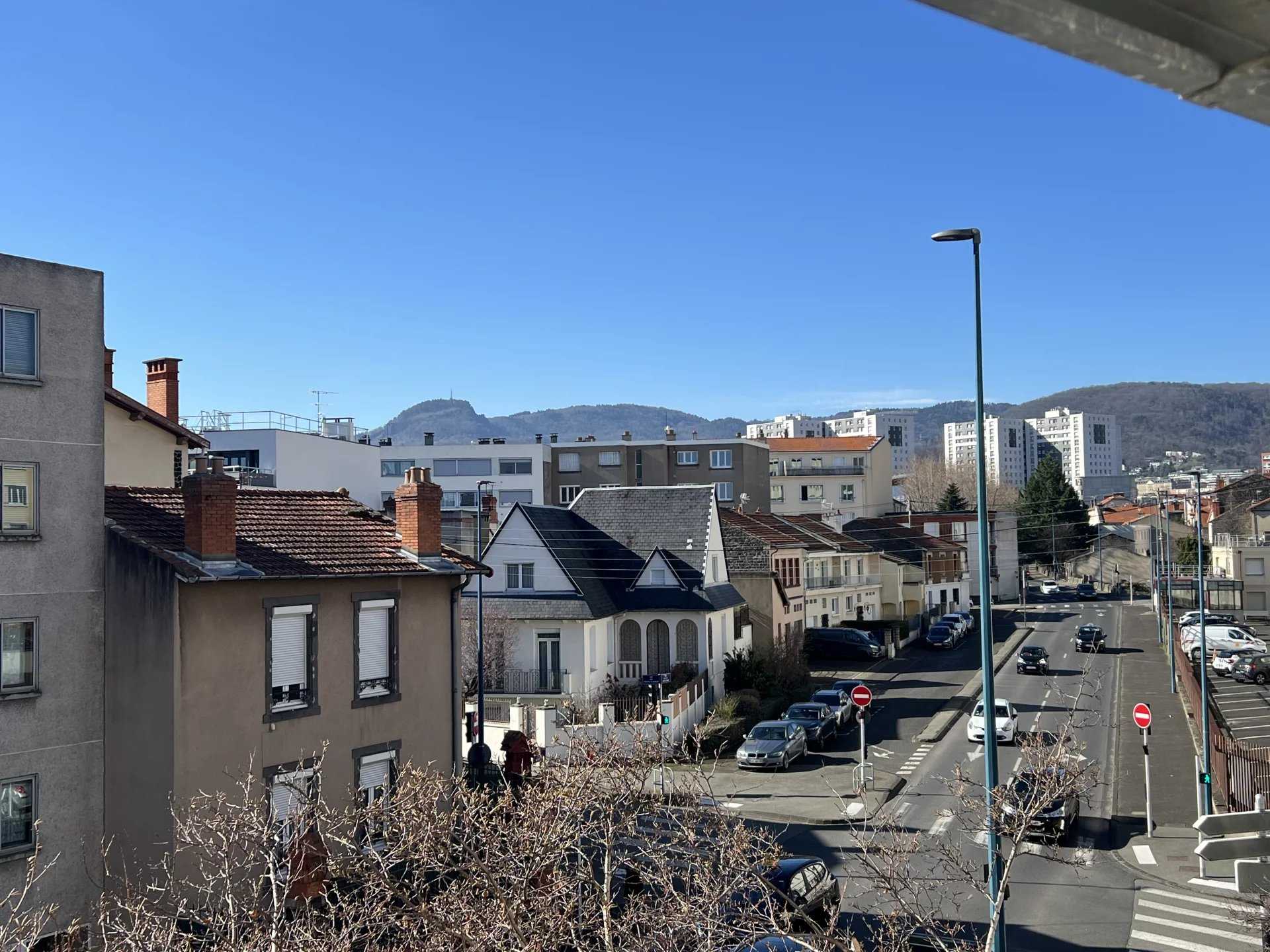 Condominium in Clermont-Ferrand, Auvergne-Rhone-Alpes 12633598