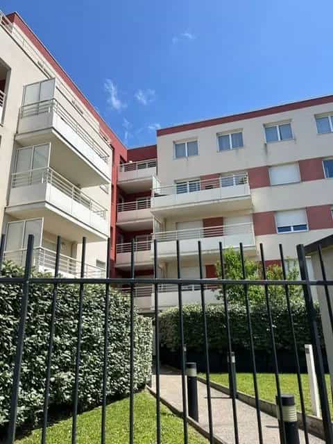 Condominium in Persan, Ile-de-France 12633625