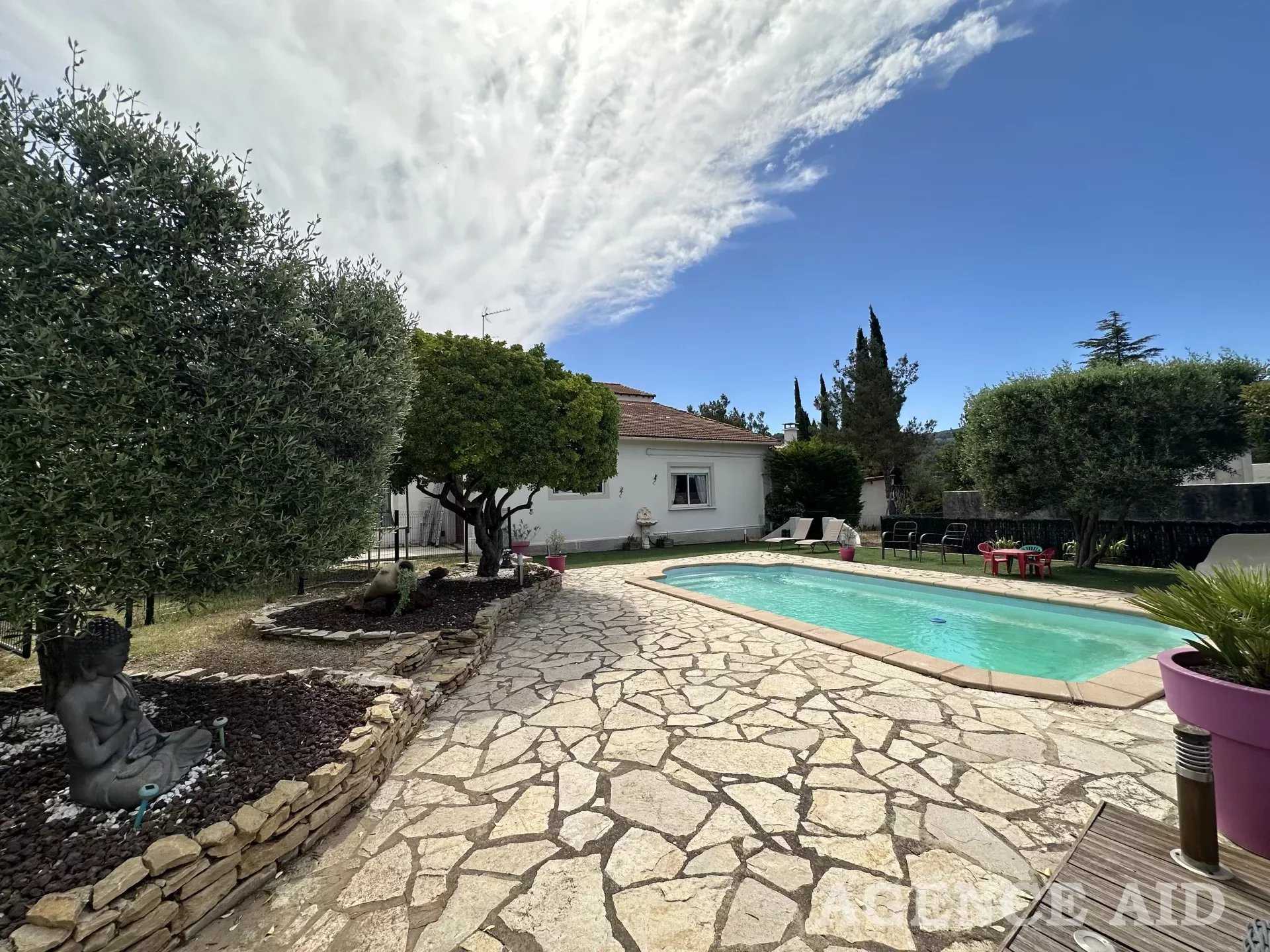 Будинок в Cuges-les-Pins, Provence-Alpes-Cote d'Azur 12633776