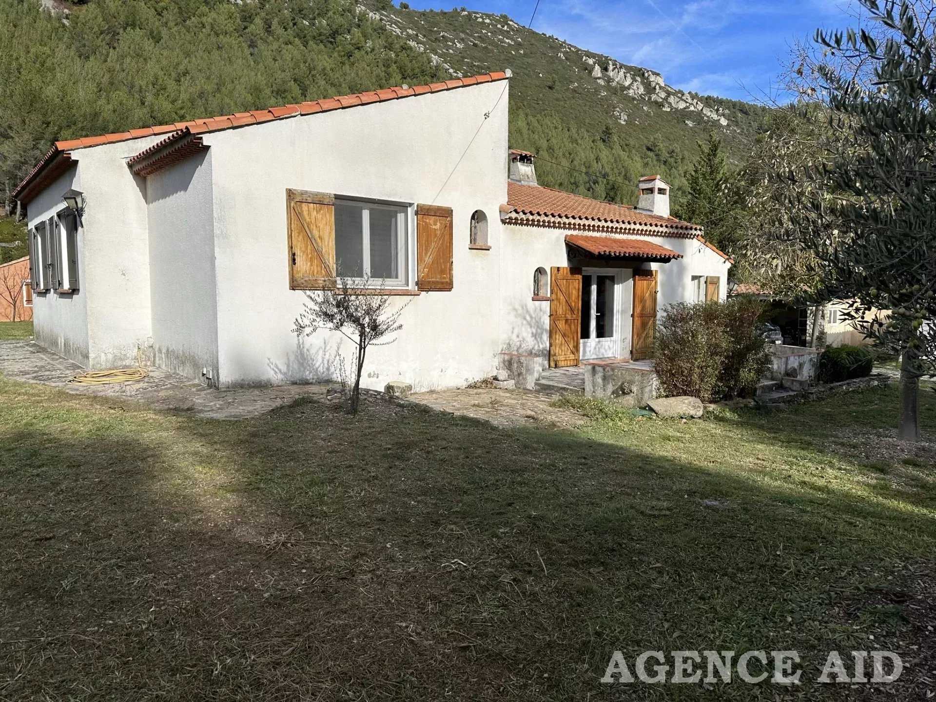 House in Cuges-les-Pins, Provence-Alpes-Cote d'Azur 12633780