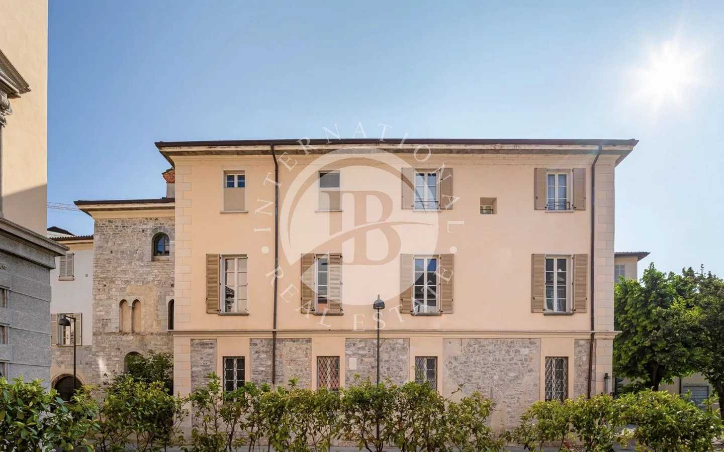 Condominium in Como, Lombardy 12634013