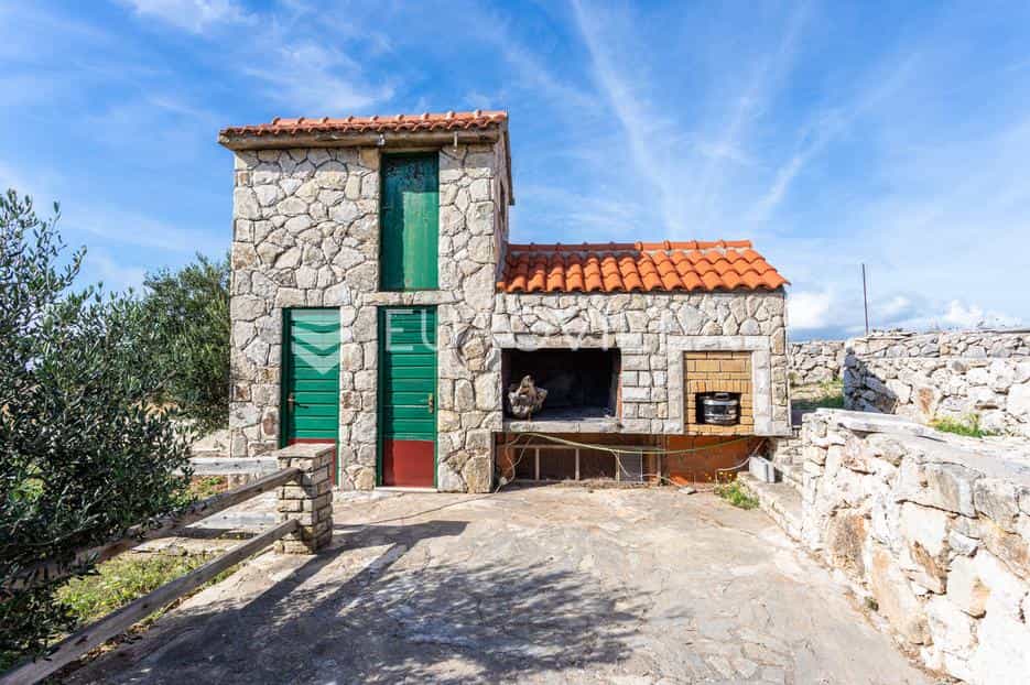жилой дом в Selca kod Starog Grada, Splitsko-dalmatinska županija 12635720