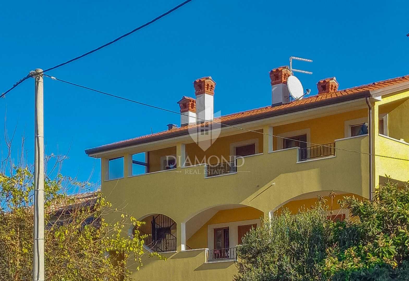 Condominium in Brtonigla, Istria County 12636395