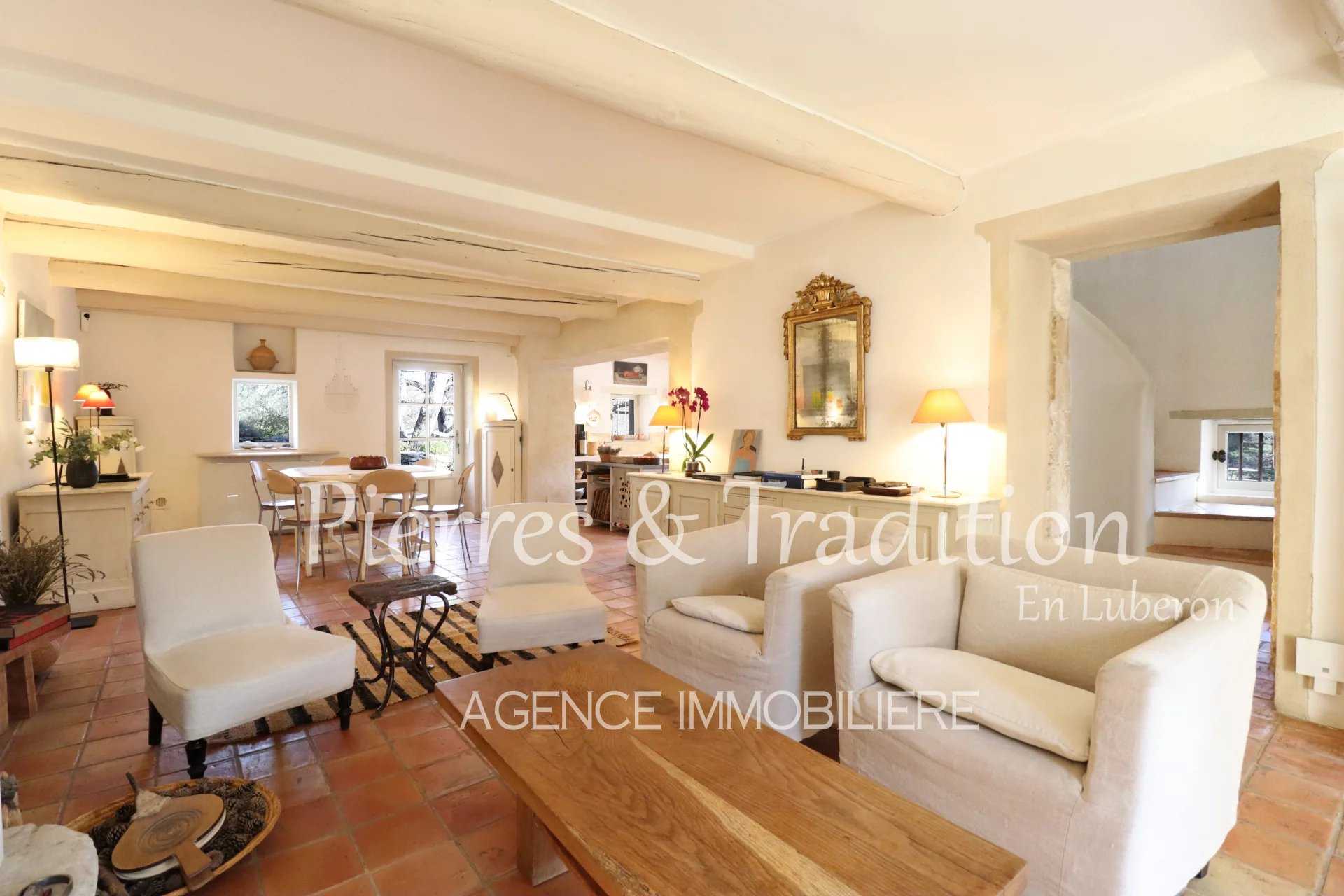房子 在 Bonnieux, Provence-Alpes-Cote d'Azur 12639506