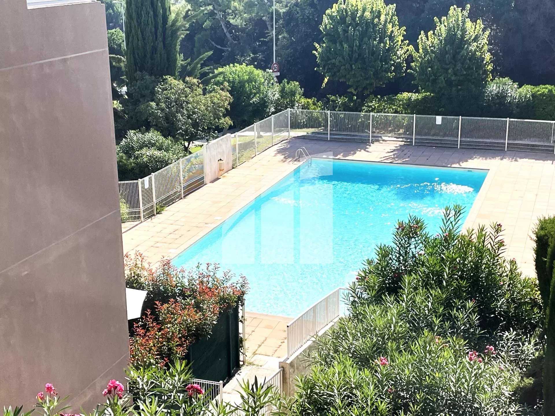 Condominium dans La Californie, Provence-Alpes-Côte d'Azur 12641679