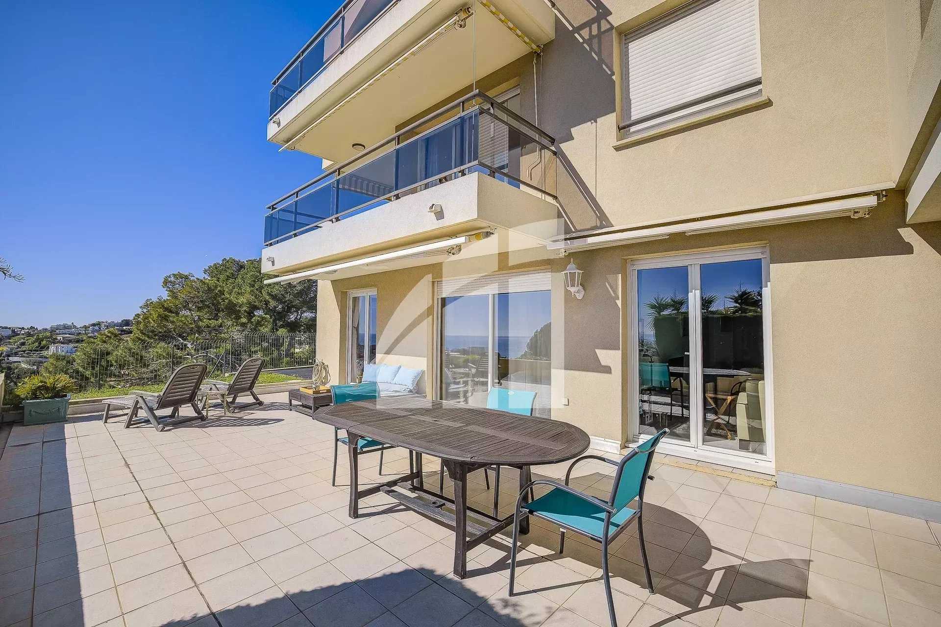 Condominium dans La Madeleine, Provence-Alpes-Cote d'Azur 12641744