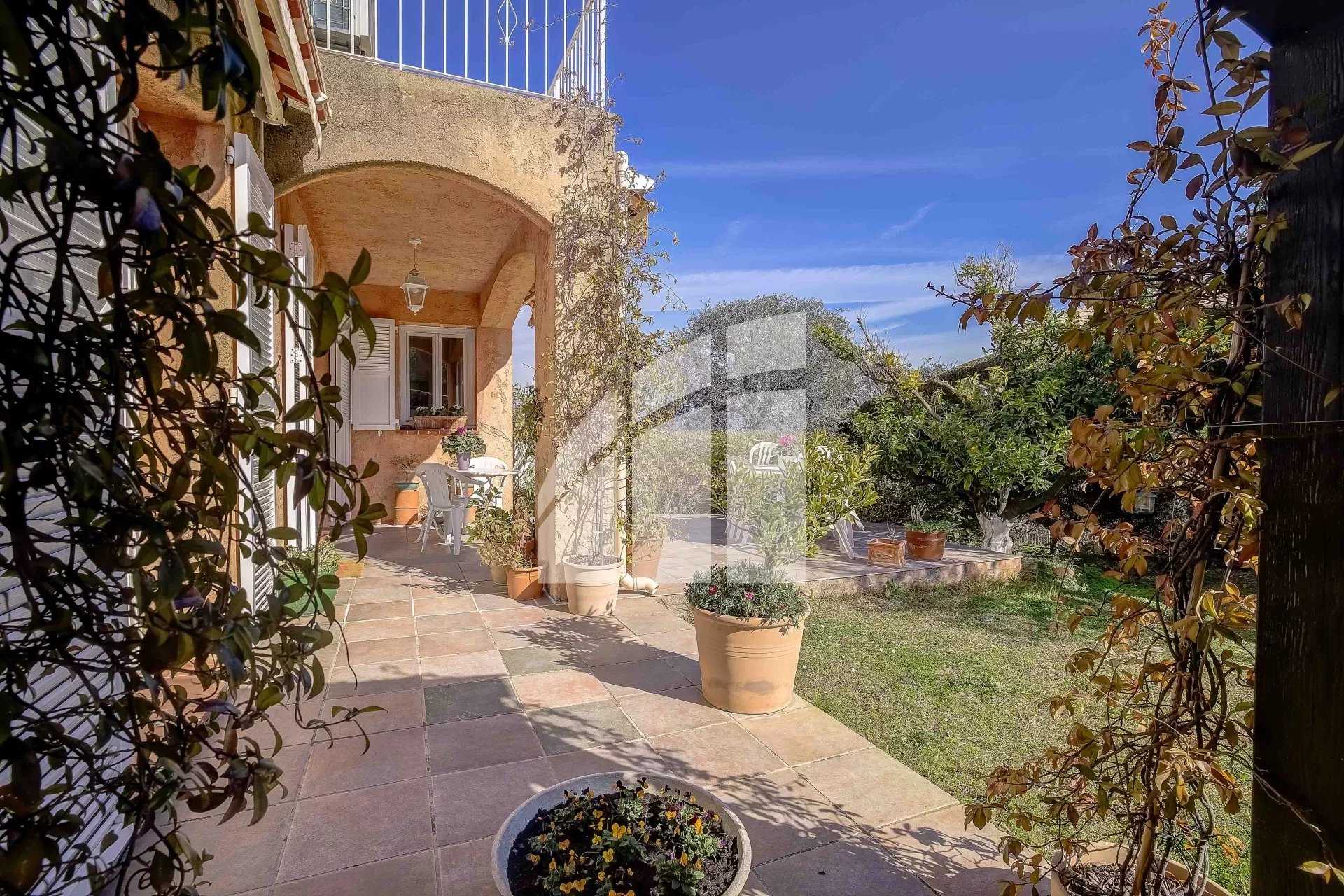 Rumah di Saint-Isidore, Provence-Alpes-Cote d'Azur 12641824