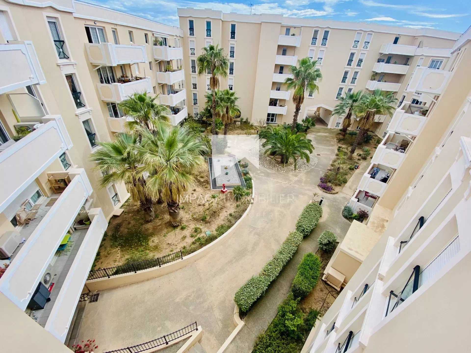 Condominium in Hyeres, Provence-Alpes-Cote d'Azur 12643001