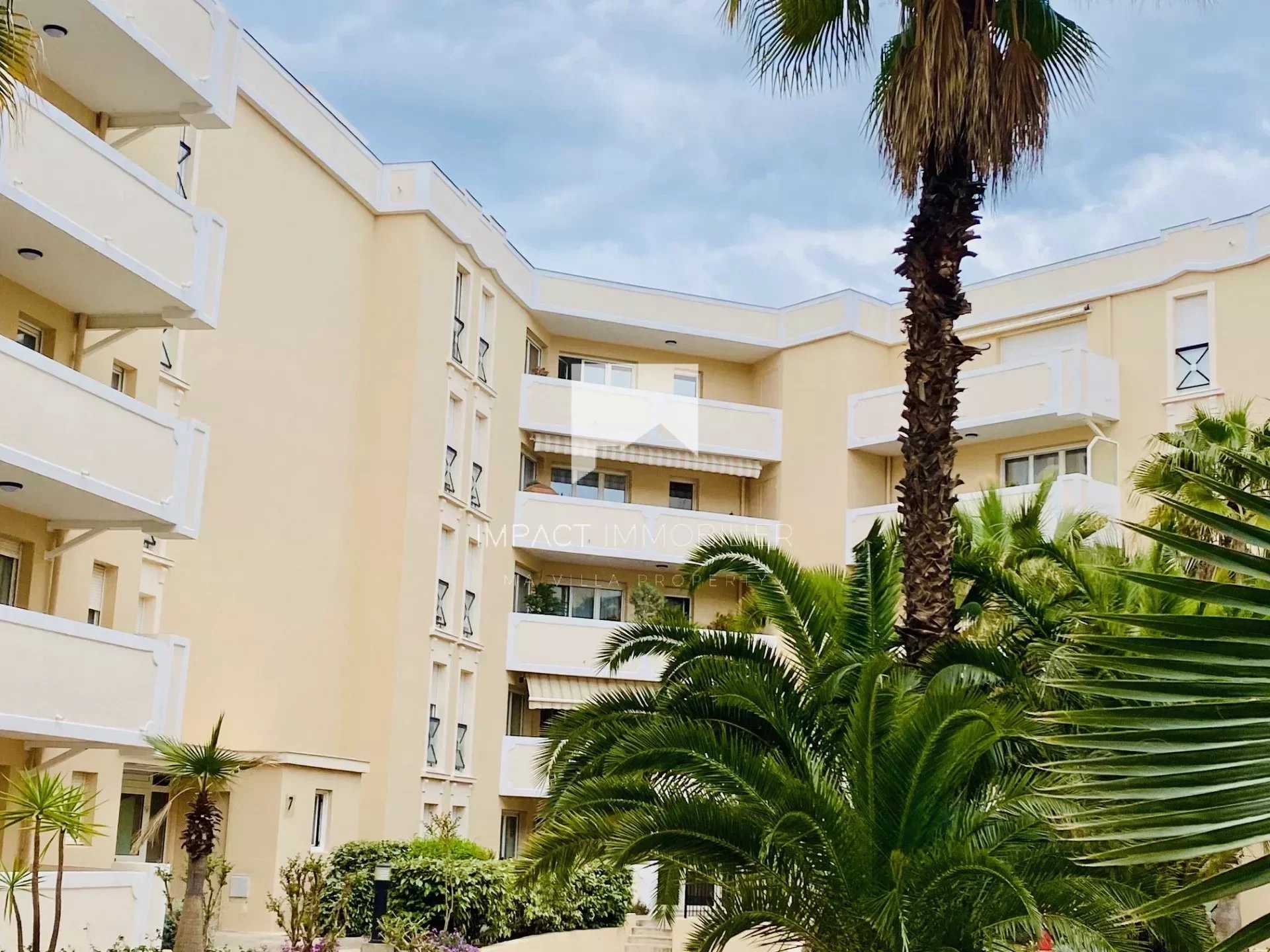 公寓 在 Hyeres, Provence-Alpes-Cote d'Azur 12643001