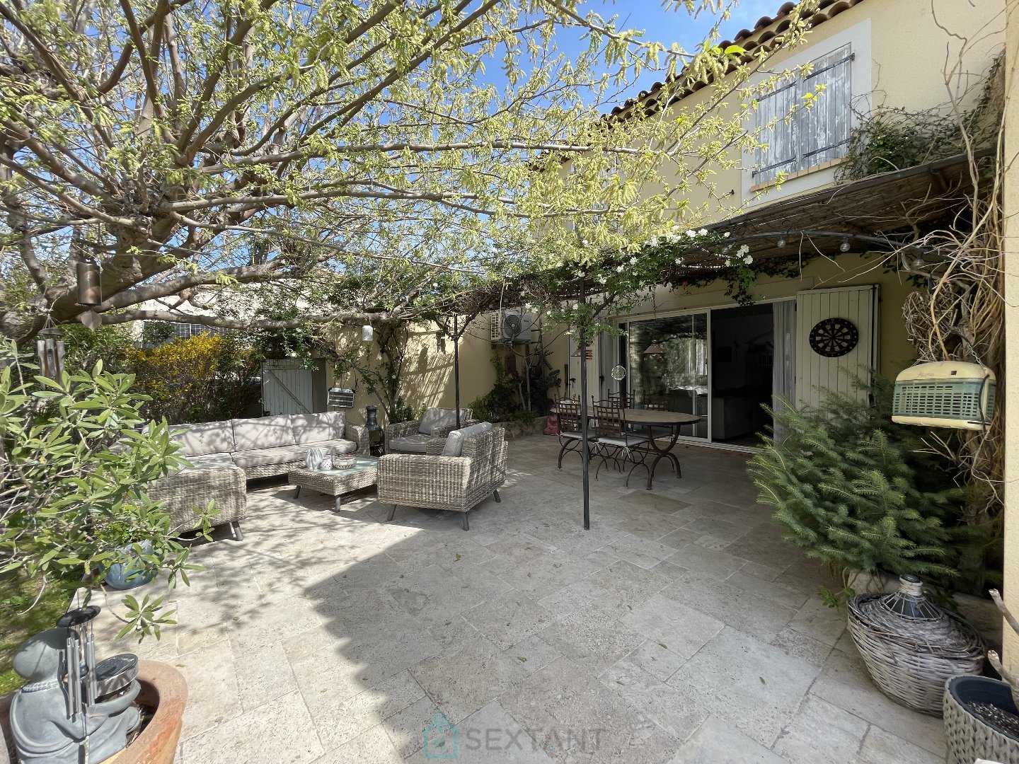 Asuinrakennus sisään Istres, Provence-Alpes-Côte d'Azur 12644704