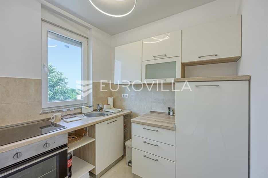 公寓 在 Kmeti, Istarska Zupanija 12645148