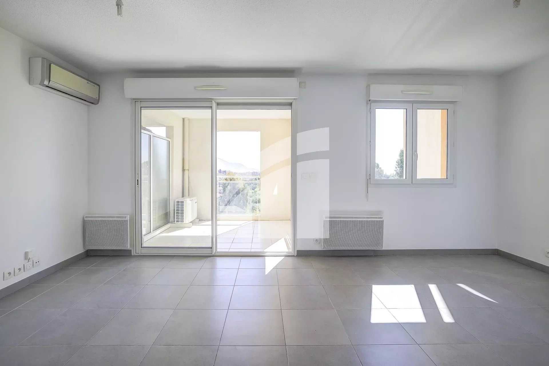 Condominium in Saint-Isidore, Provence-Alpes-Cote d'Azur 12649197