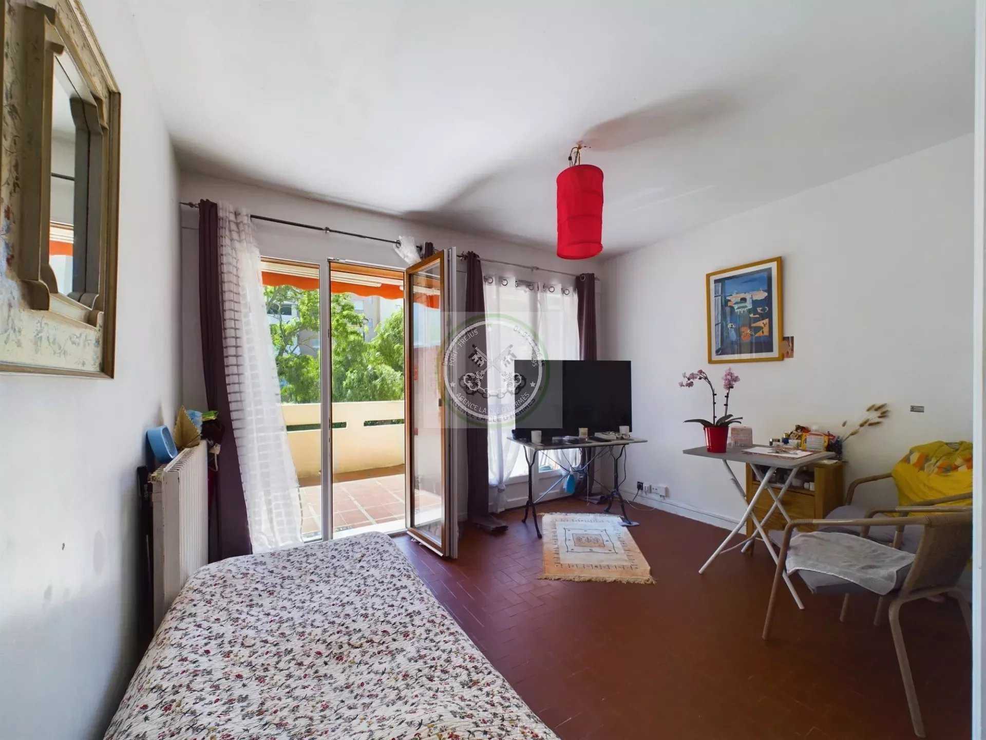Condominium in Frejus, Provence-Alpes-Cote d'Azur 12649289