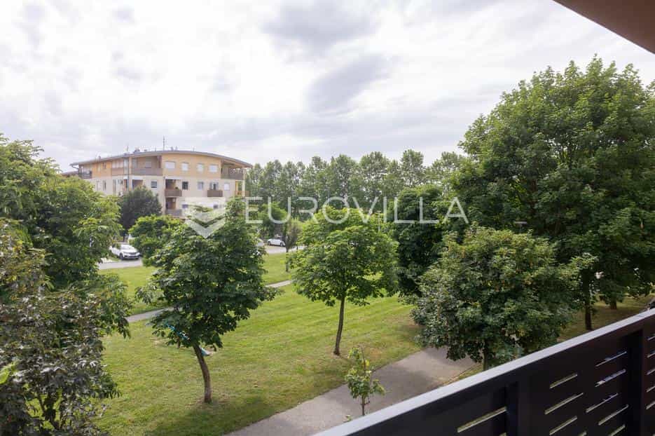 Condominio en Osijek, Osječko-baranjska županija 12662080