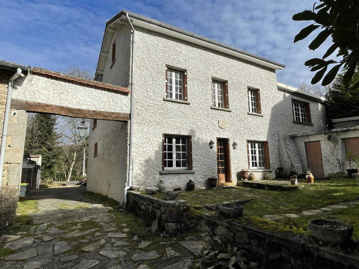 मकान में Celles-sur-Durolle, Auvergne-Rhone-Alpes 12662384