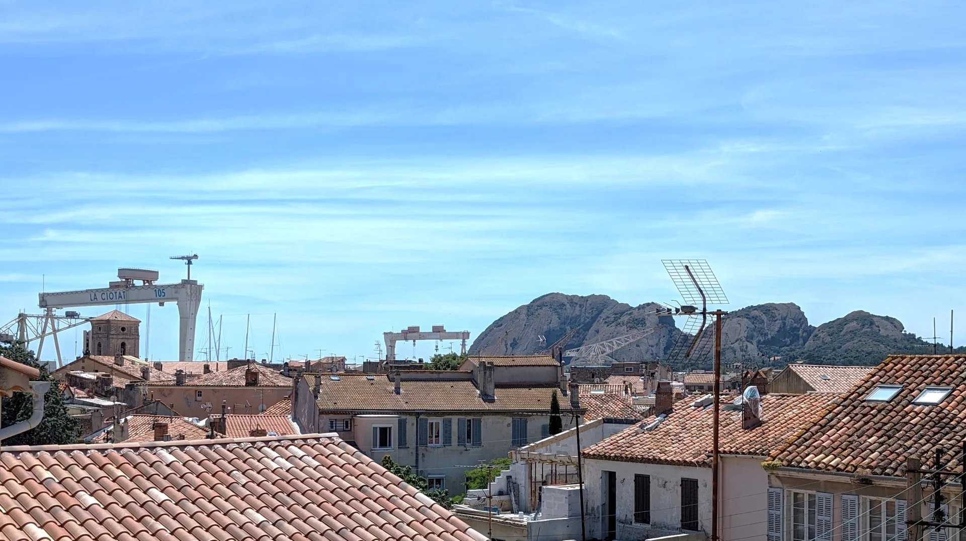 Condominium in La Ciotat, Provence-Alpes-Cote d'Azur 12664695