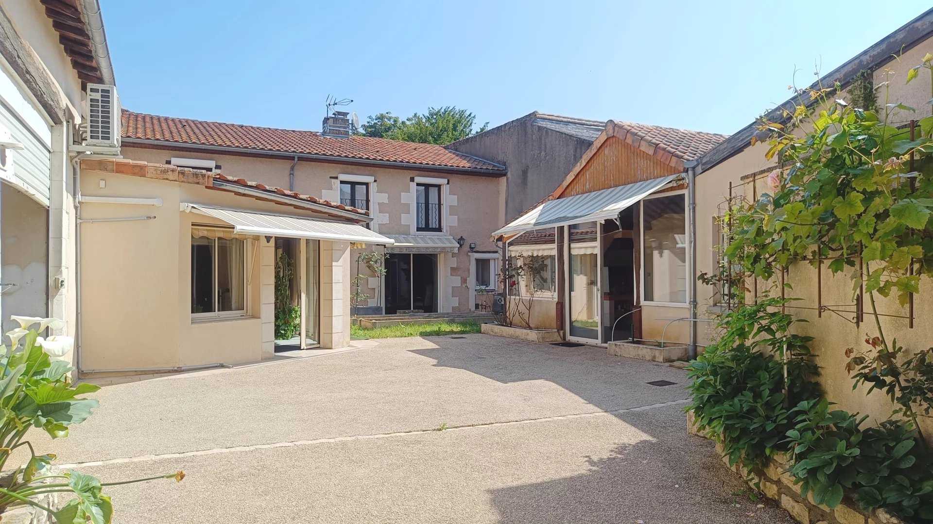 मकान में Neuville-de-Poitou, Nouvelle-Aquitaine 12665141